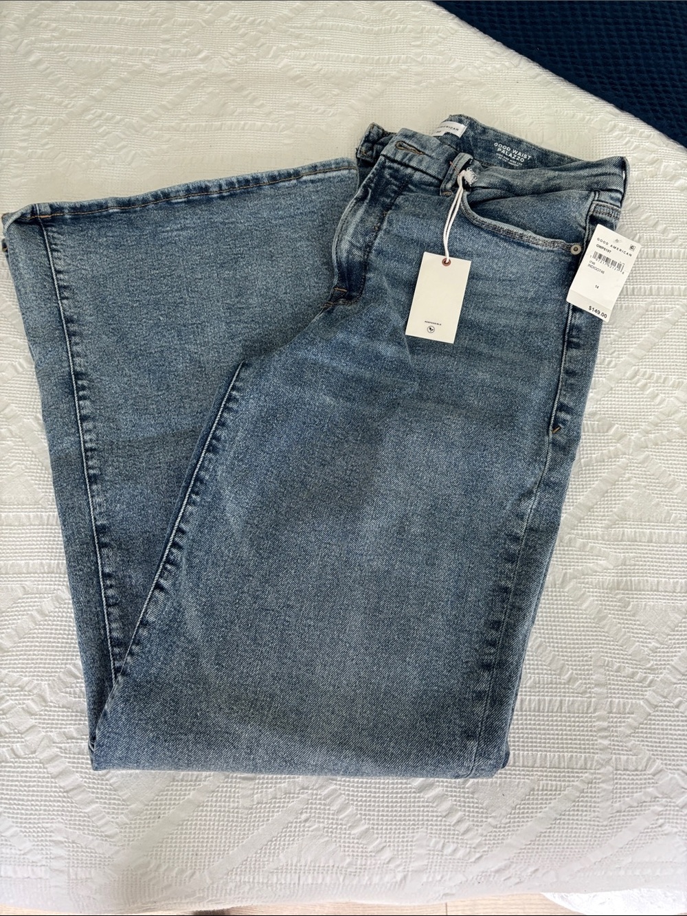 Good American Straight Leg Jeans in Light Blue Wash